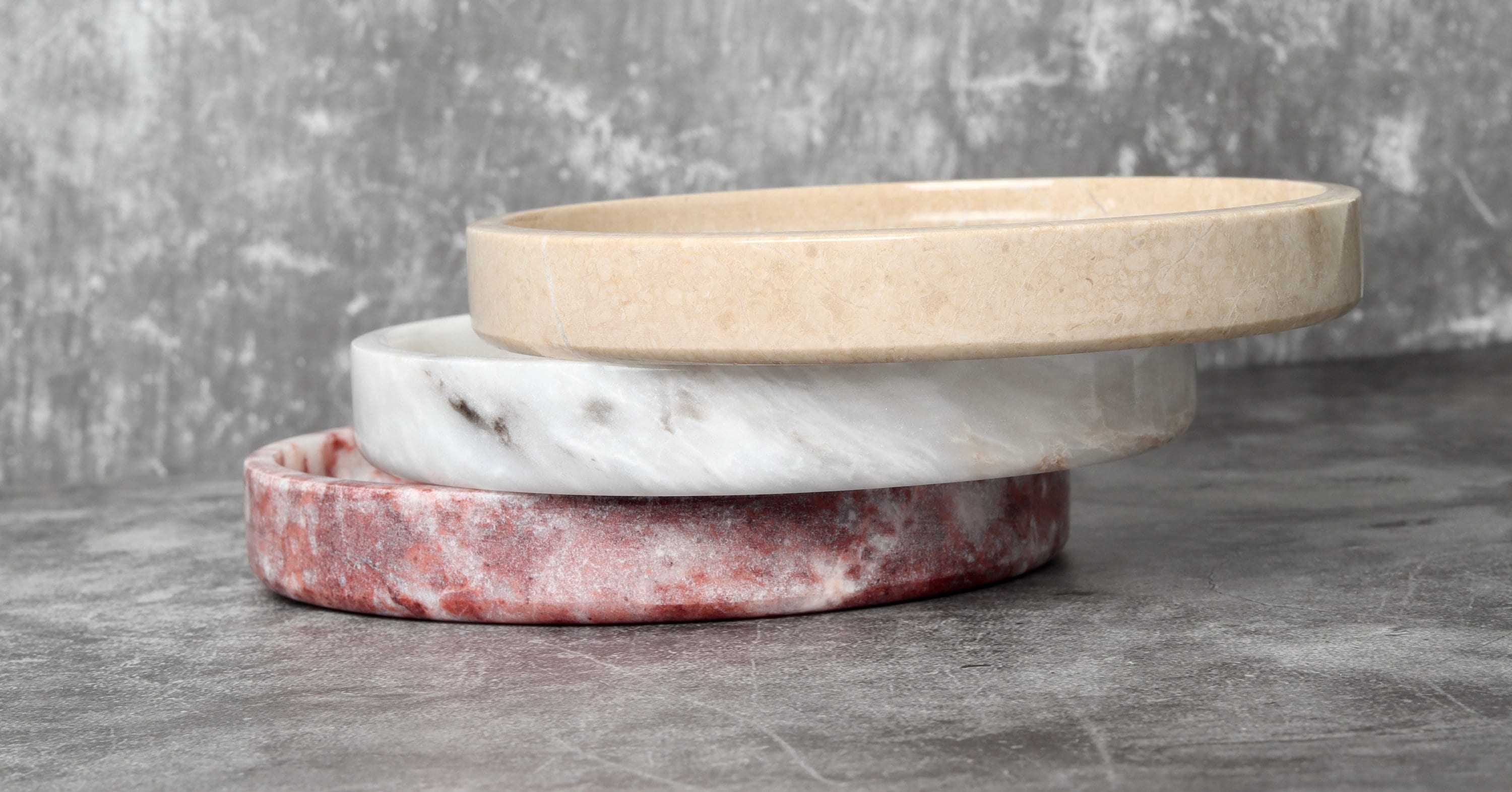 Gabriella – Round Travertine Tray patinatwine