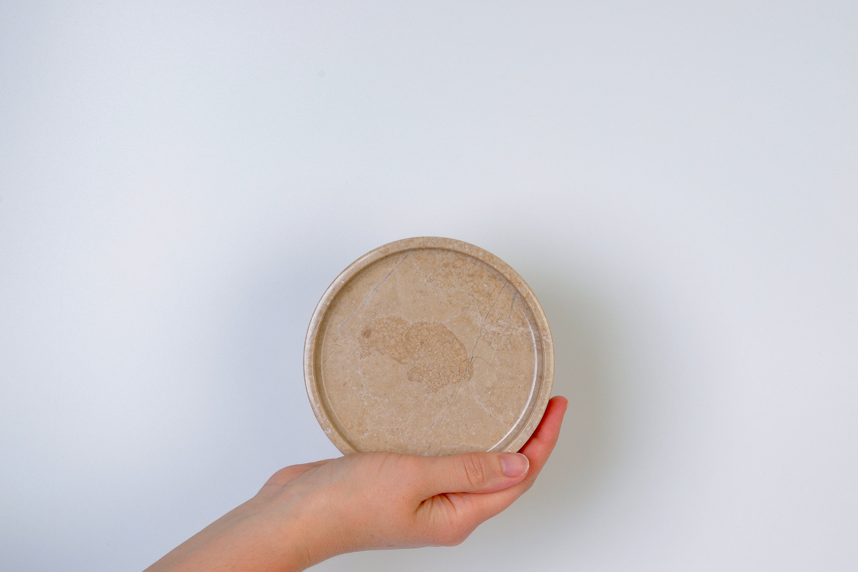 Gabriella – Round Travertine Tray patinatwine
