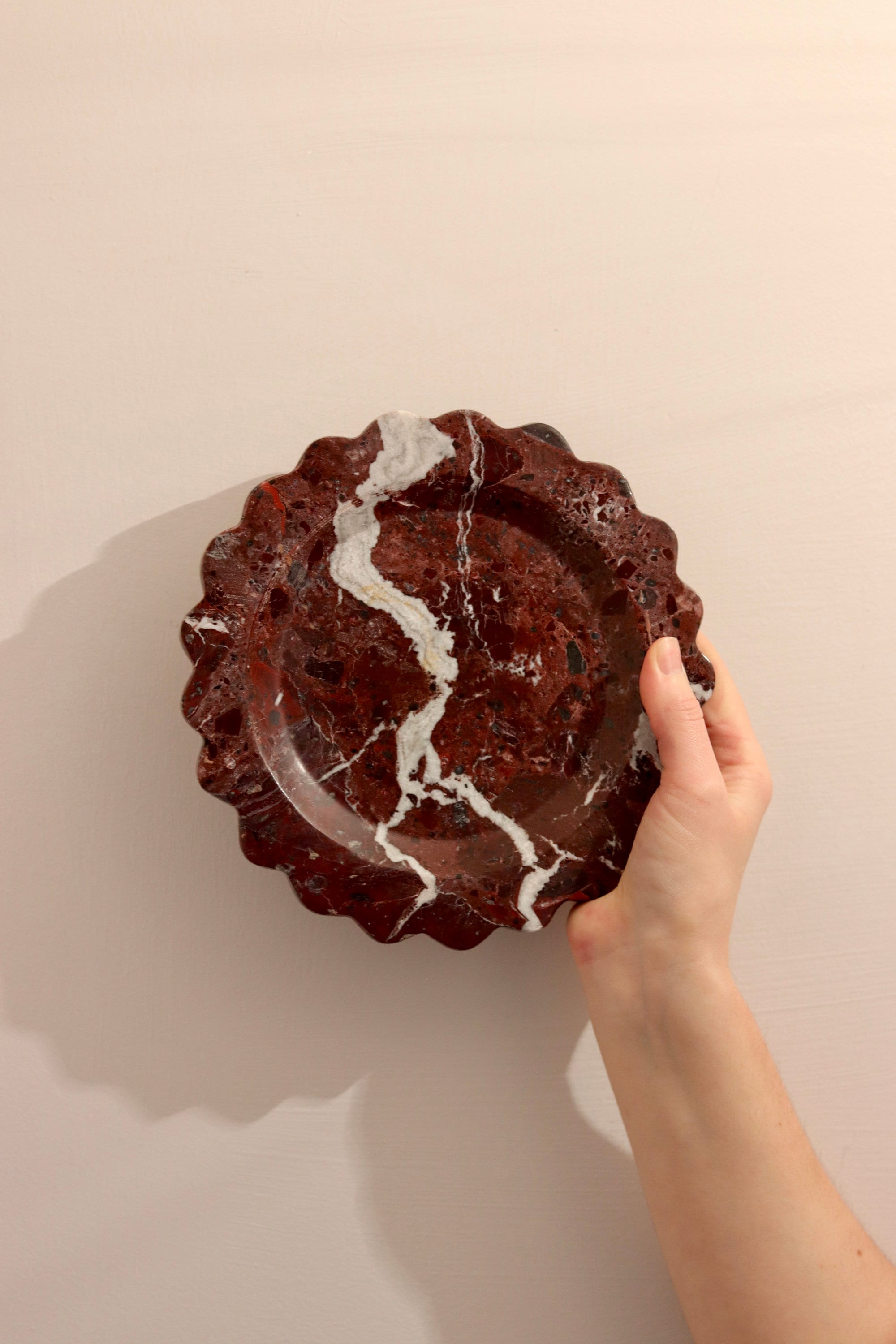 Serafina – Red Round Scallop Marble Tray  | W20cm H 2cm