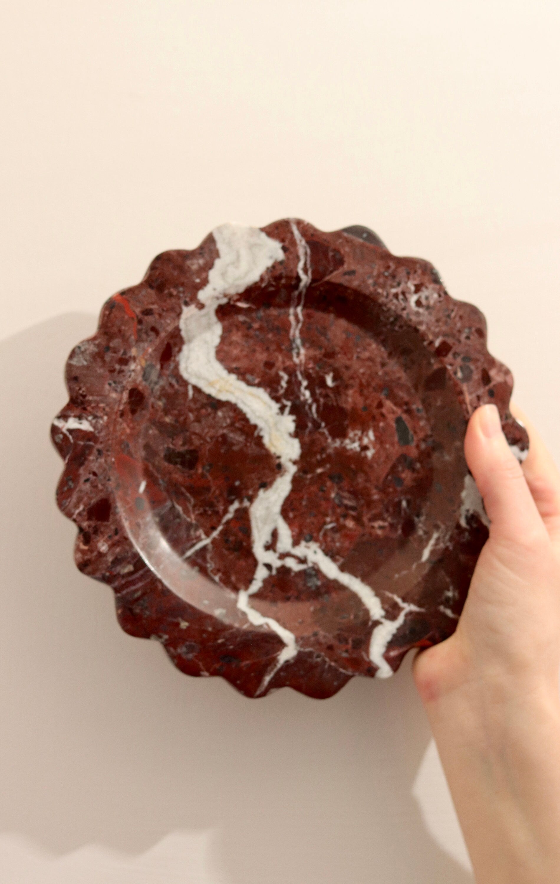 Serafina – Red Round Scallop Marble Tray  | W20cm H 2cm