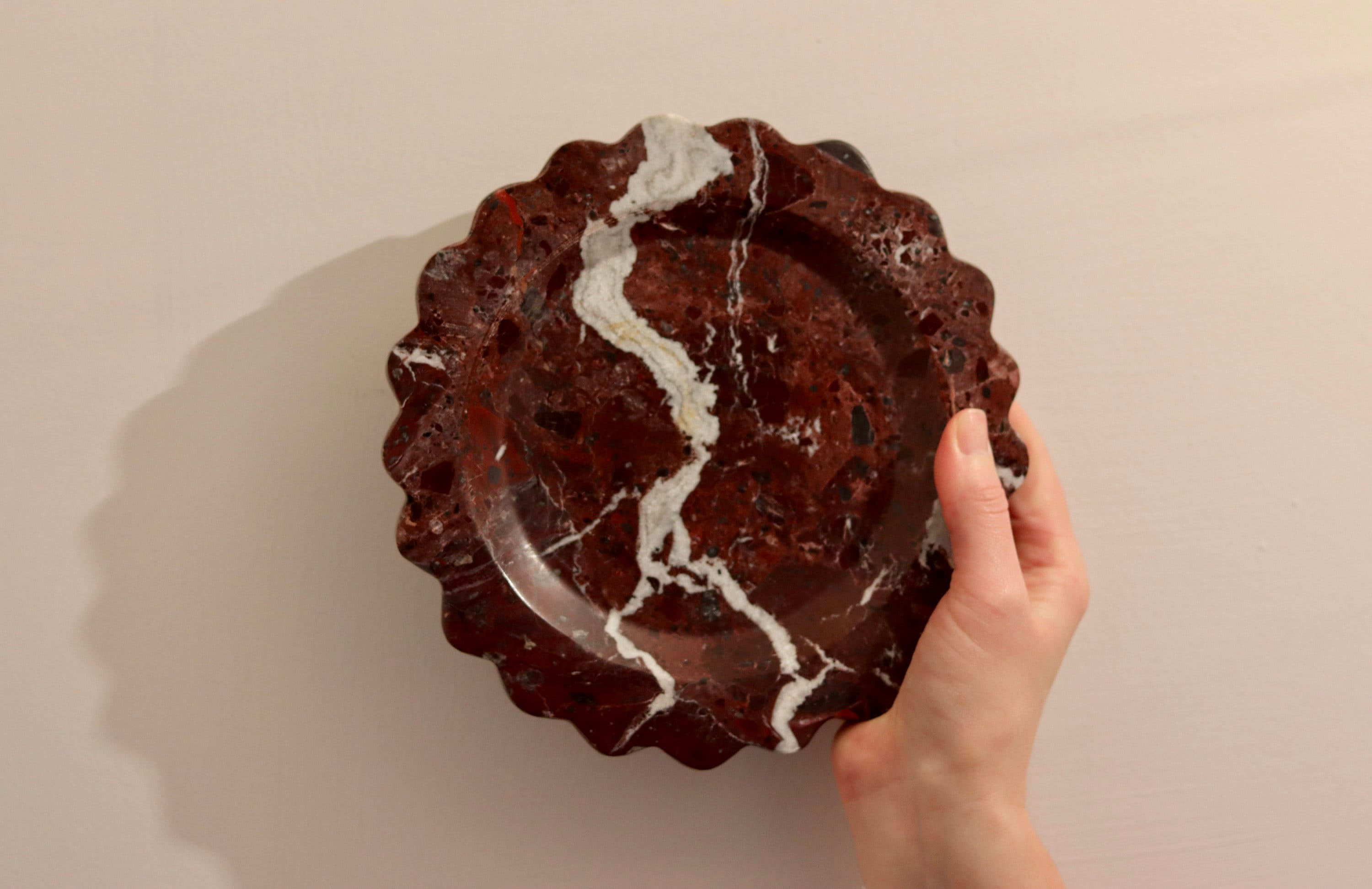 Serafina – Red Round Scallop Marble Tray  | W20cm H 2cm