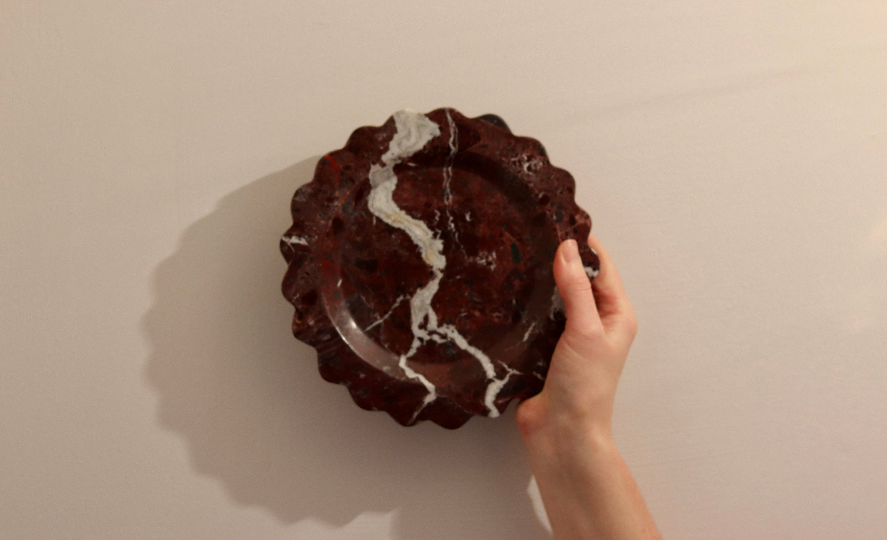 Serafina – Red Round Scallop Marble Tray  | W20cm H 2cm