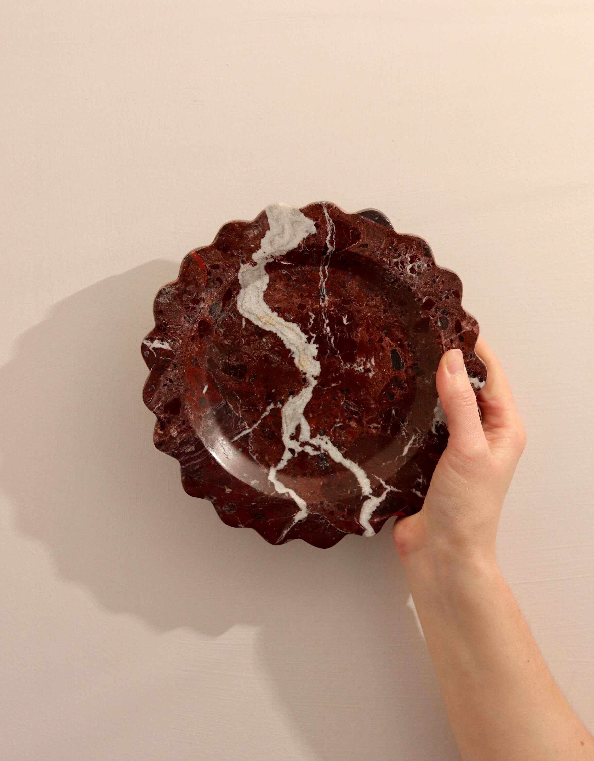 Serafina – Red Round Scallop Marble Tray  | W20cm H 2cm