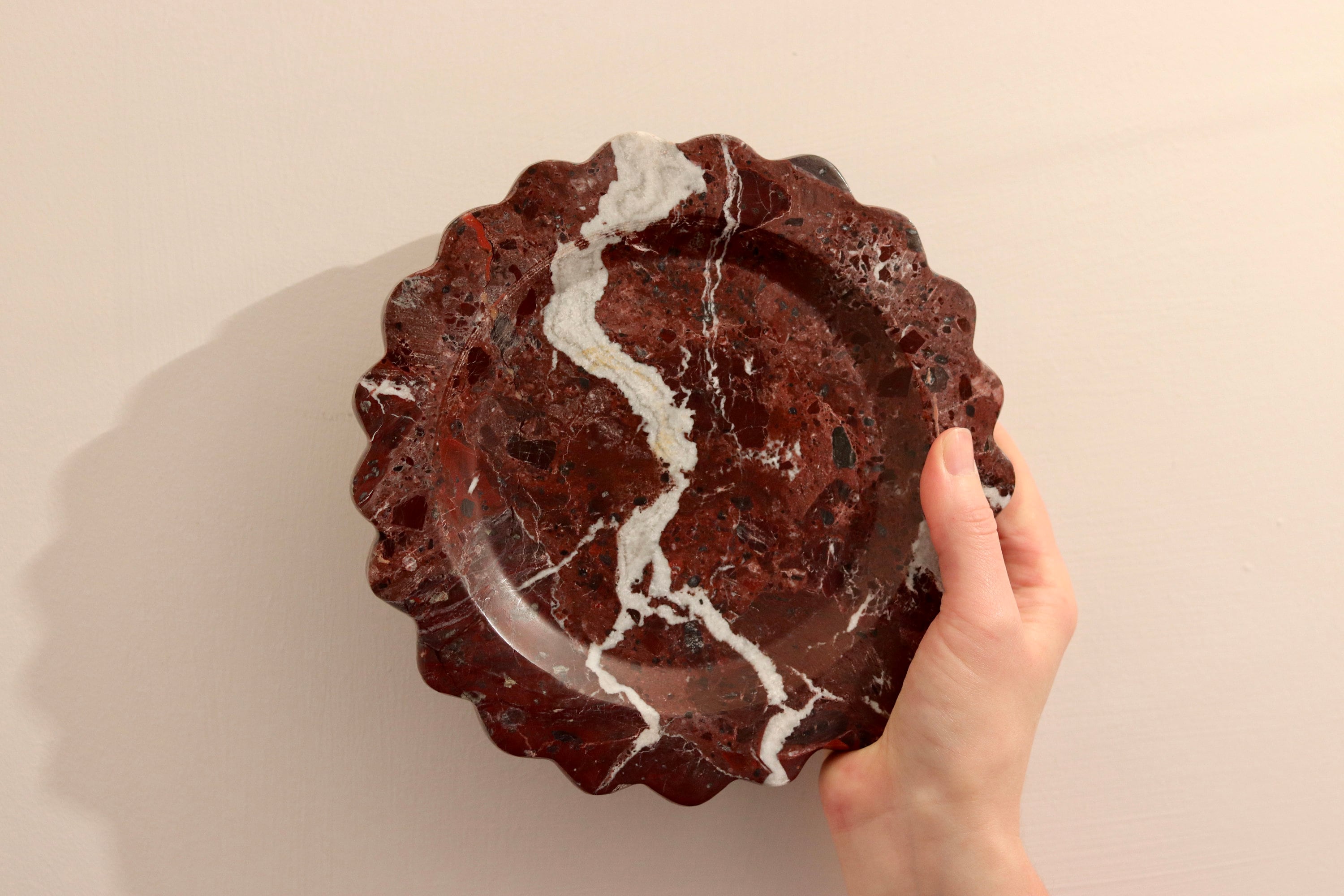 Serafina – Red Round Scallop Marble Tray  | W20cm H 2cm
