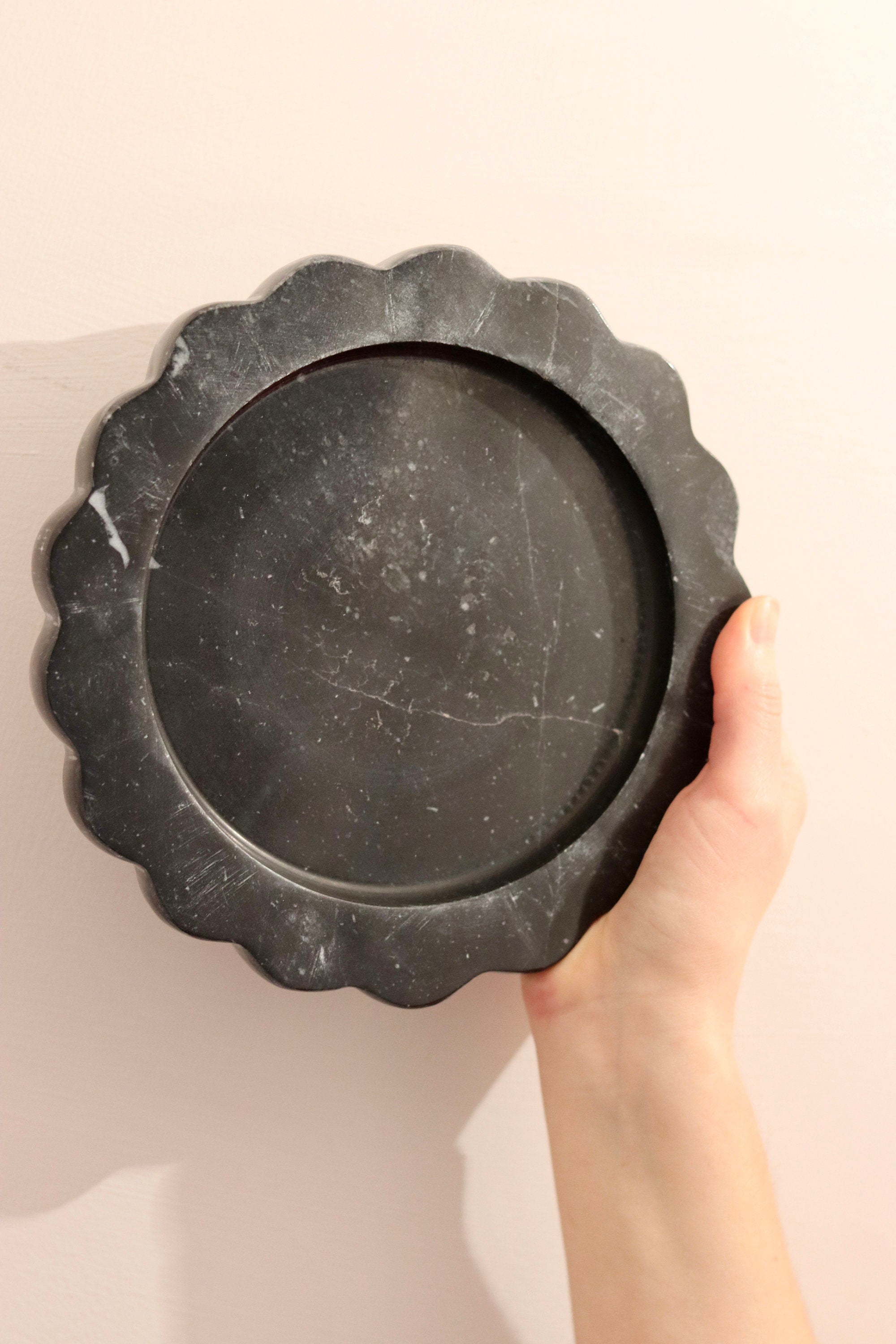 Serafina – Black Round Scallop Marble Tray  | W20cm H 2cm