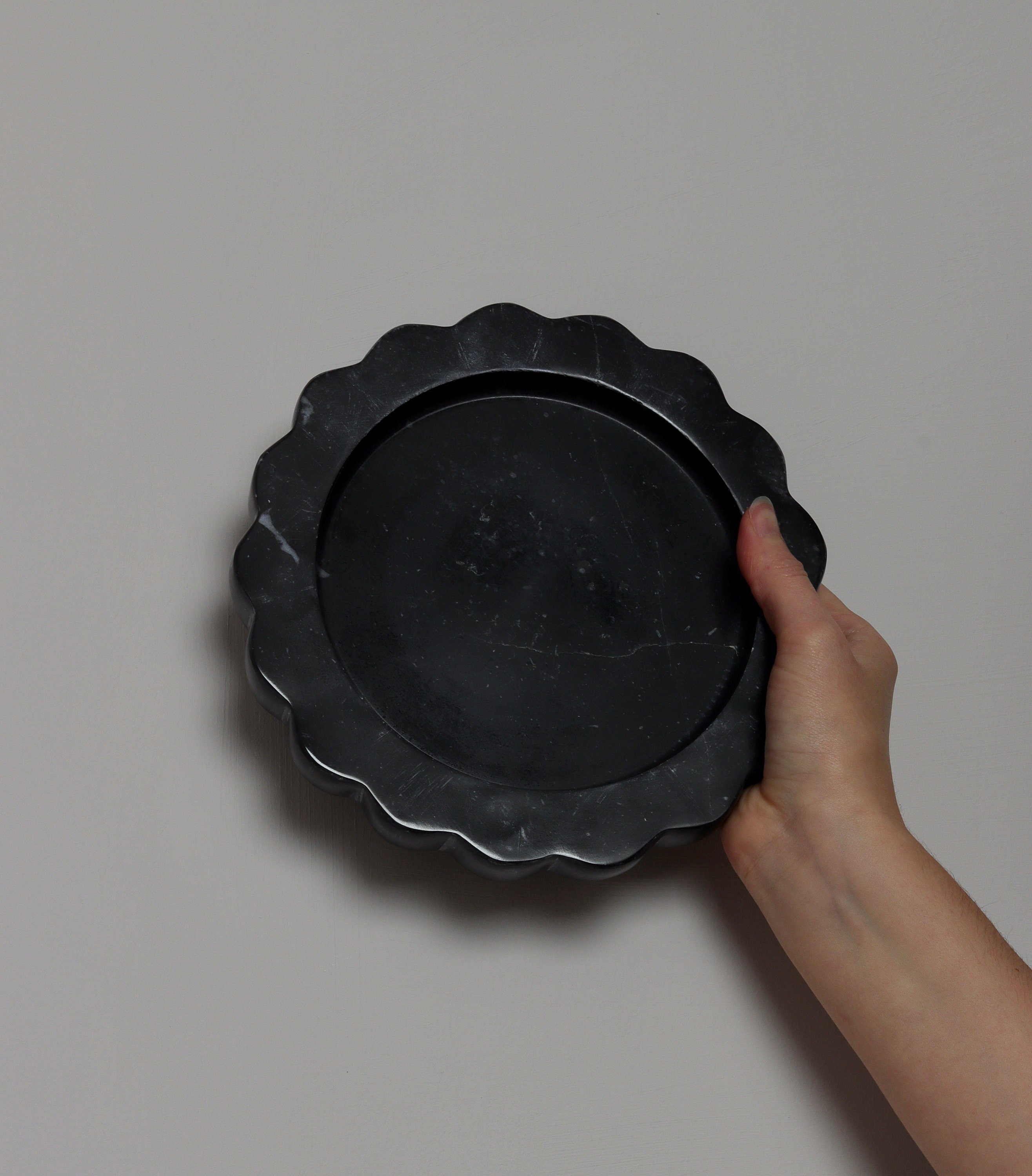 Serafina – Black Round Scallop Marble Tray  | W20cm H 2cm