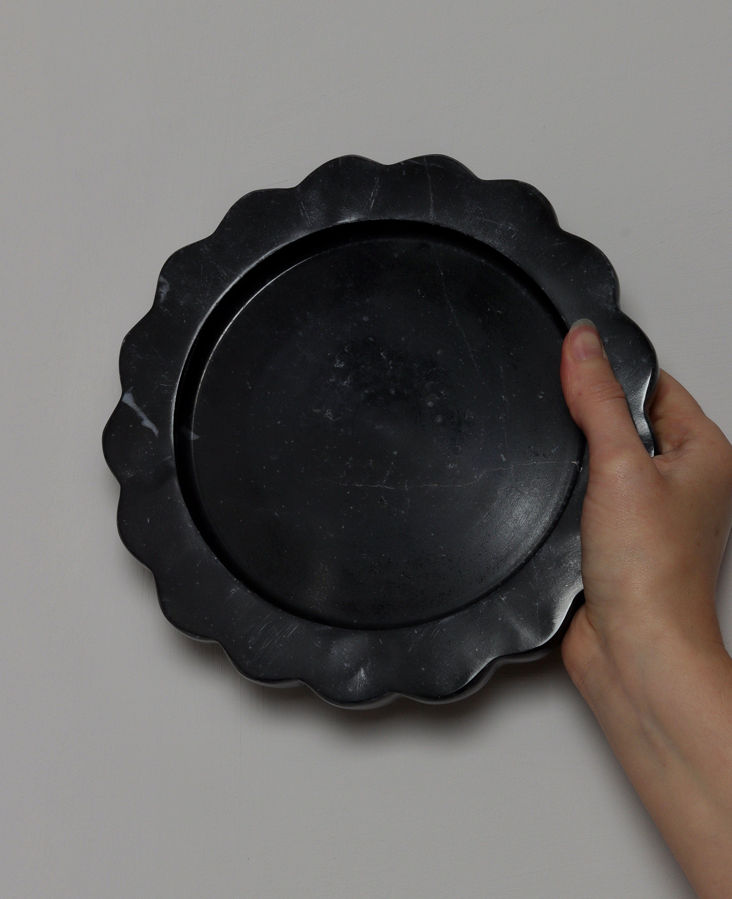 Serafina – Black Round Scallop Marble Tray  | W20cm H 2cm