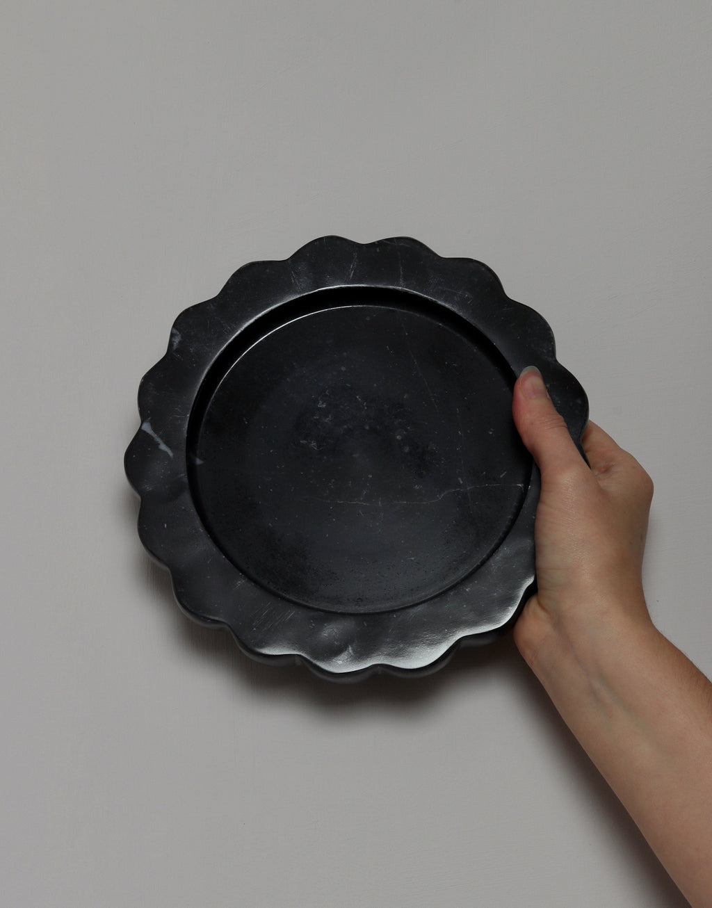 Serafina – Black Round Scallop Marble Tray  | W20cm H 2cm