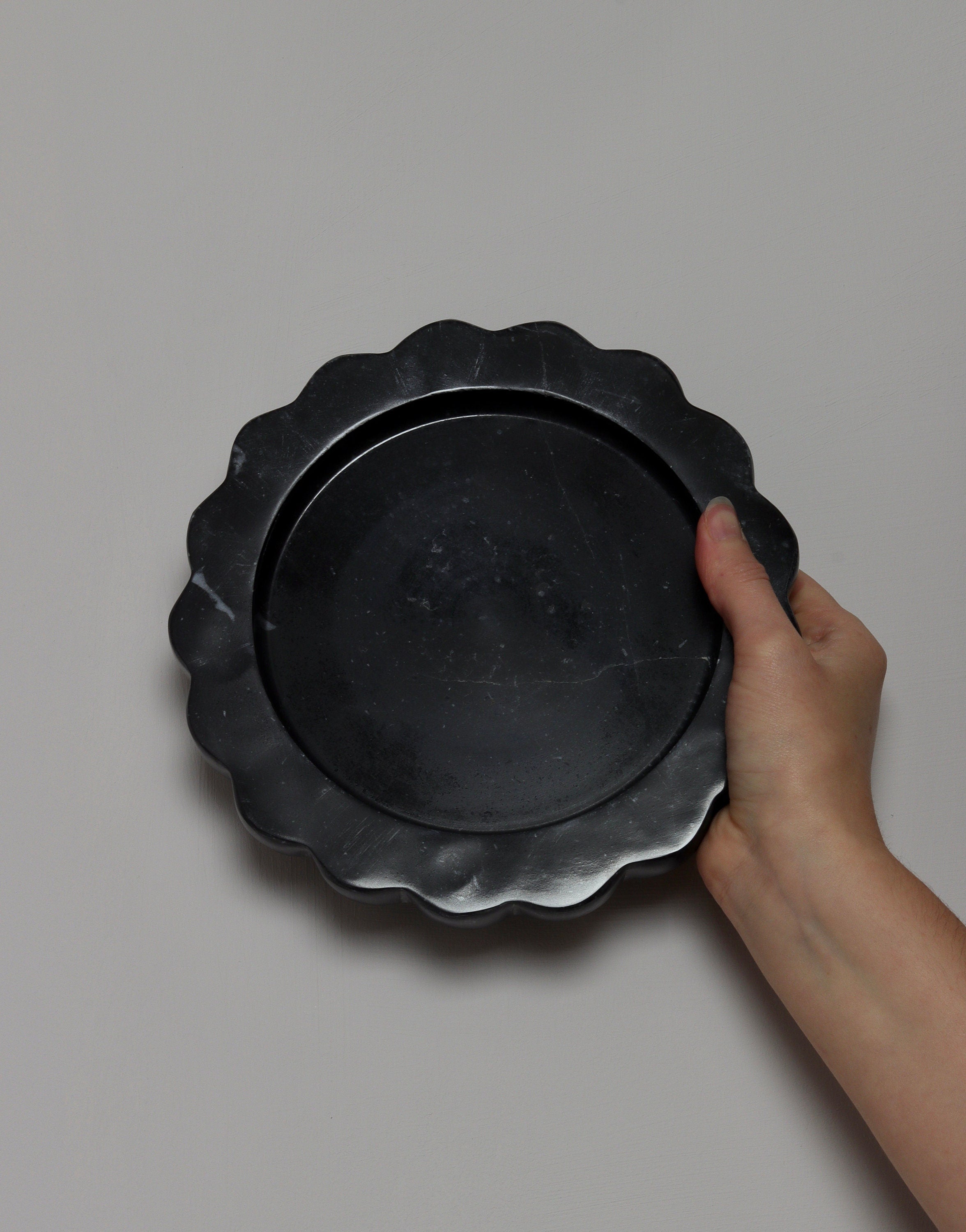 Serafina – Black Round Scallop Marble Tray  | W20cm H 2cm