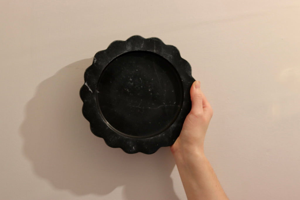 Serafina – Black Round Scallop Marble Tray  | W20cm H 2cm