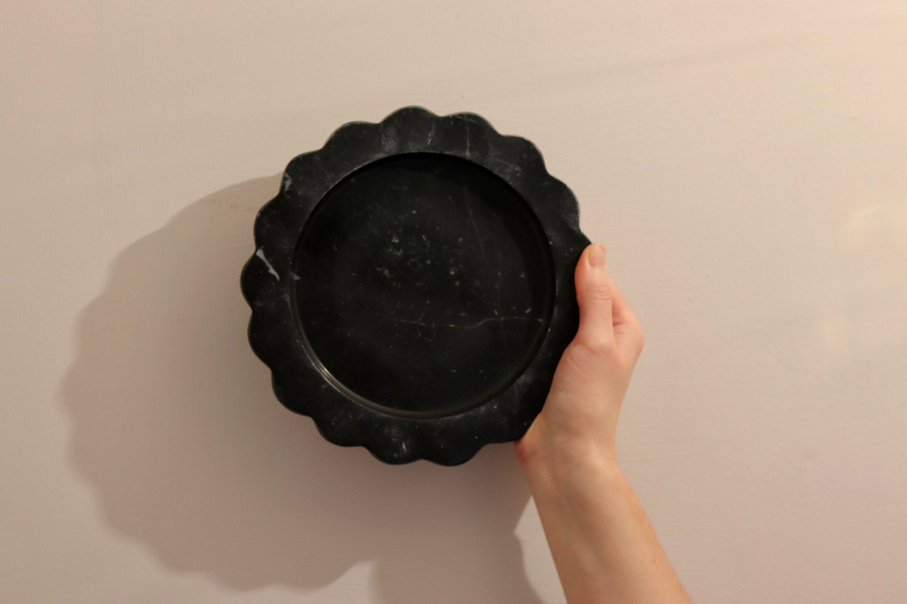 Serafina – Black Round Scallop Marble Tray  | W20cm H 2cm