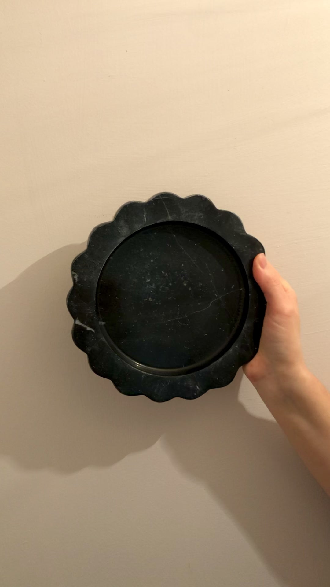 Serafina – Black Round Scallop Marble Tray  | W20cm H 2cm